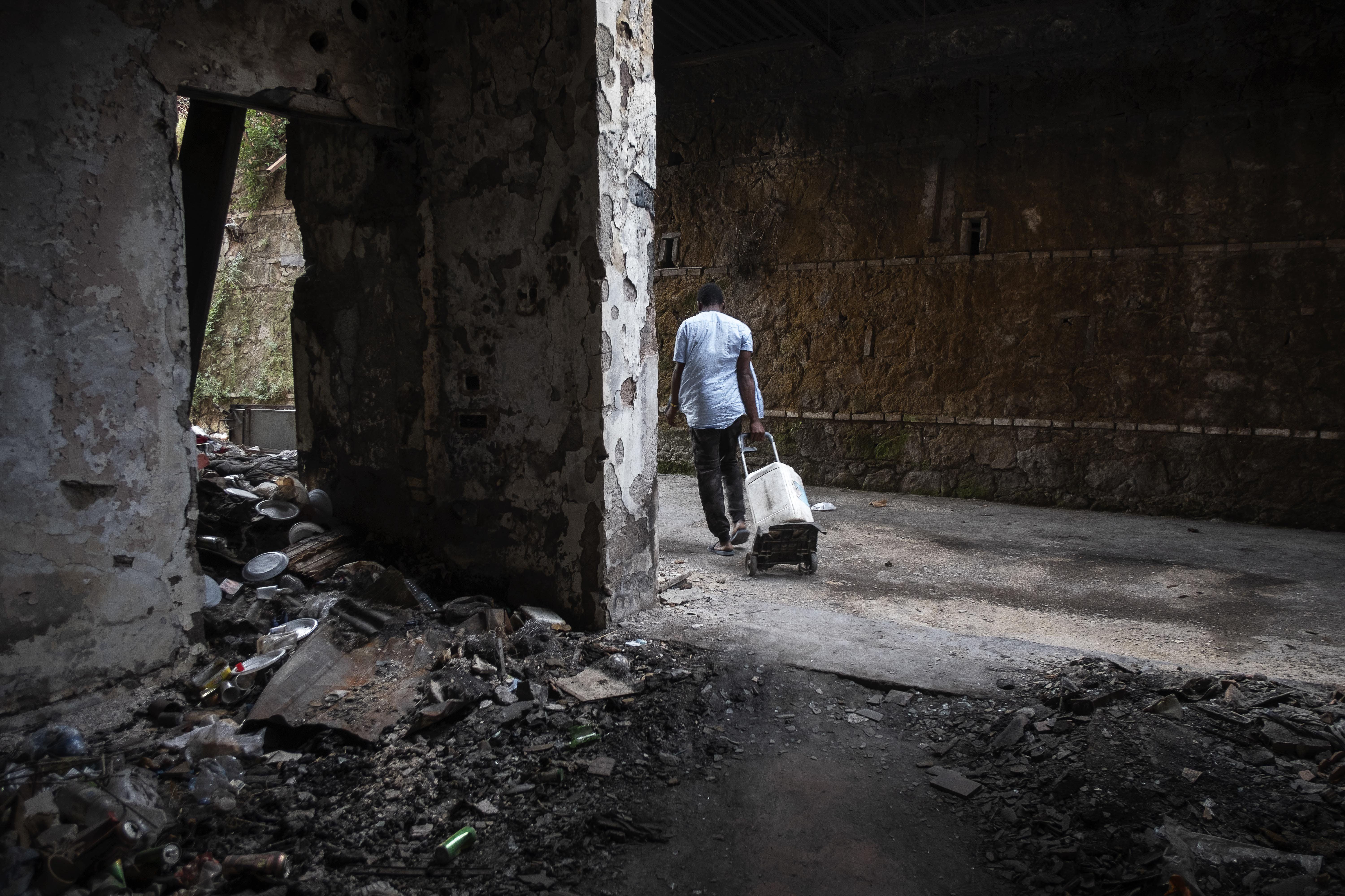 Effetto porti aperti. In Italia vivono 1,6 milioni di stranieri in povertà assoluta