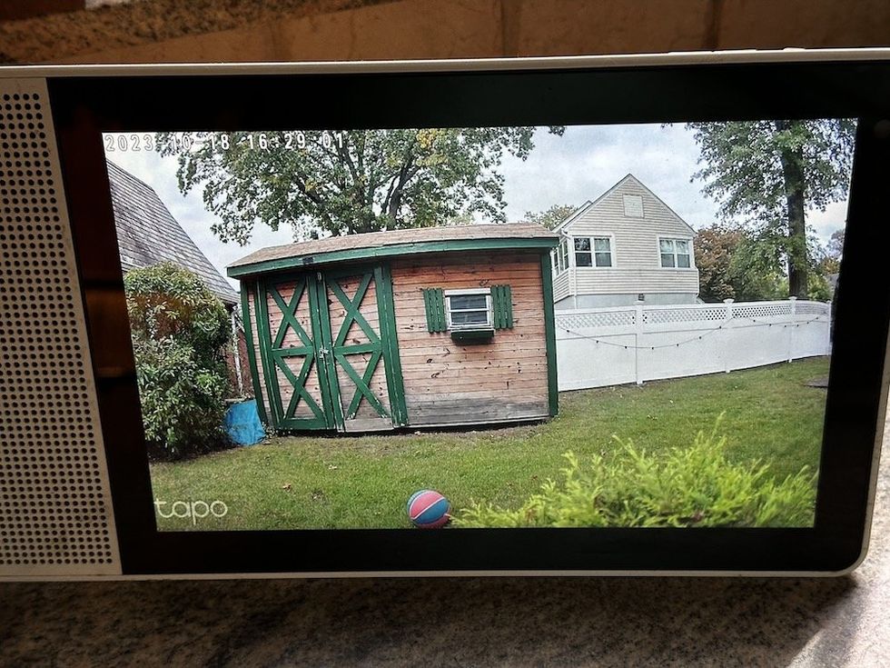 a photo of a Google smart display streaming live video from Tapo outdoor camera