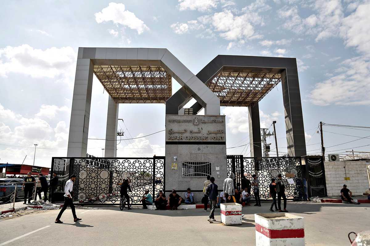 Gli ostaggi nelle mani di Hamas salgono a 250. Si tratta sul valico