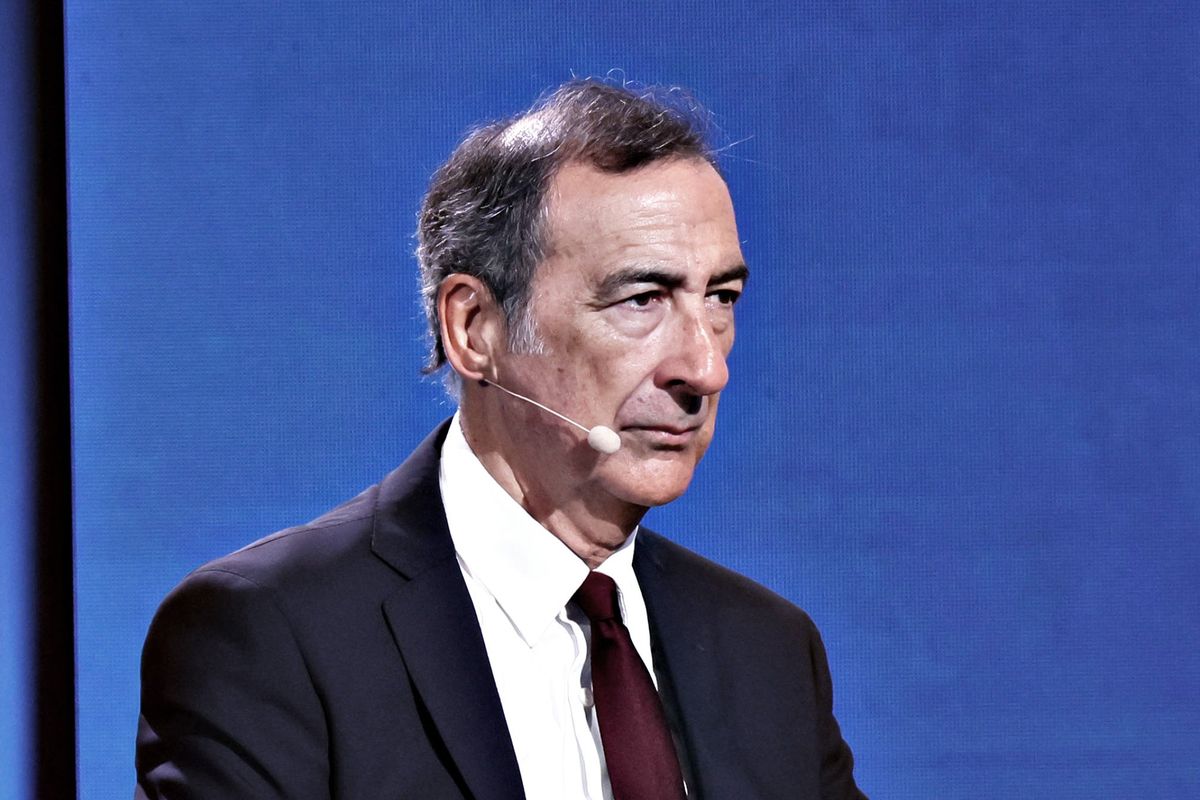 Sala continua a demonizzare le auto: «Dal 2024 ingresso vietato in centro»