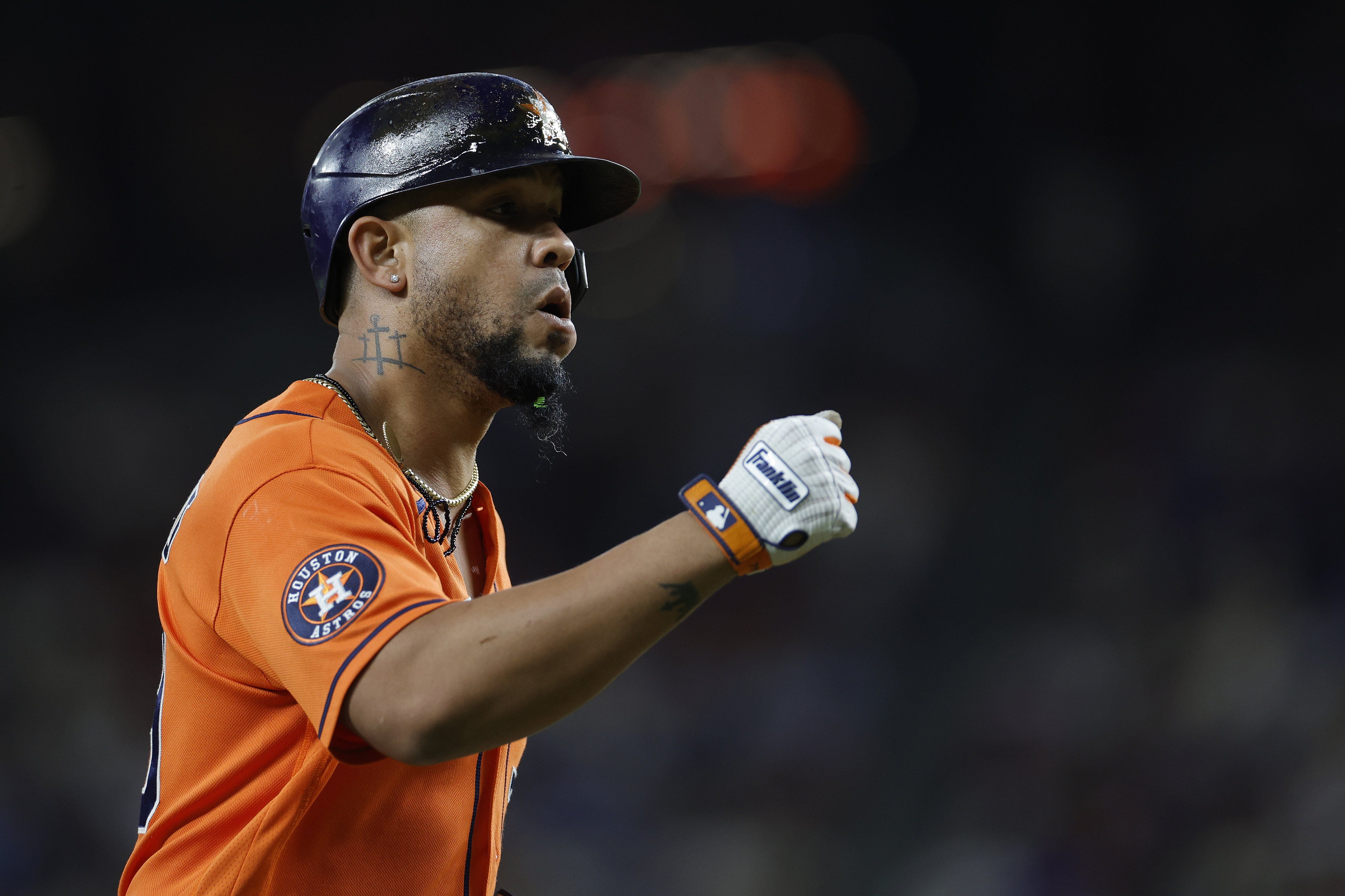 Astros even the series beating the Rangers, 10-3