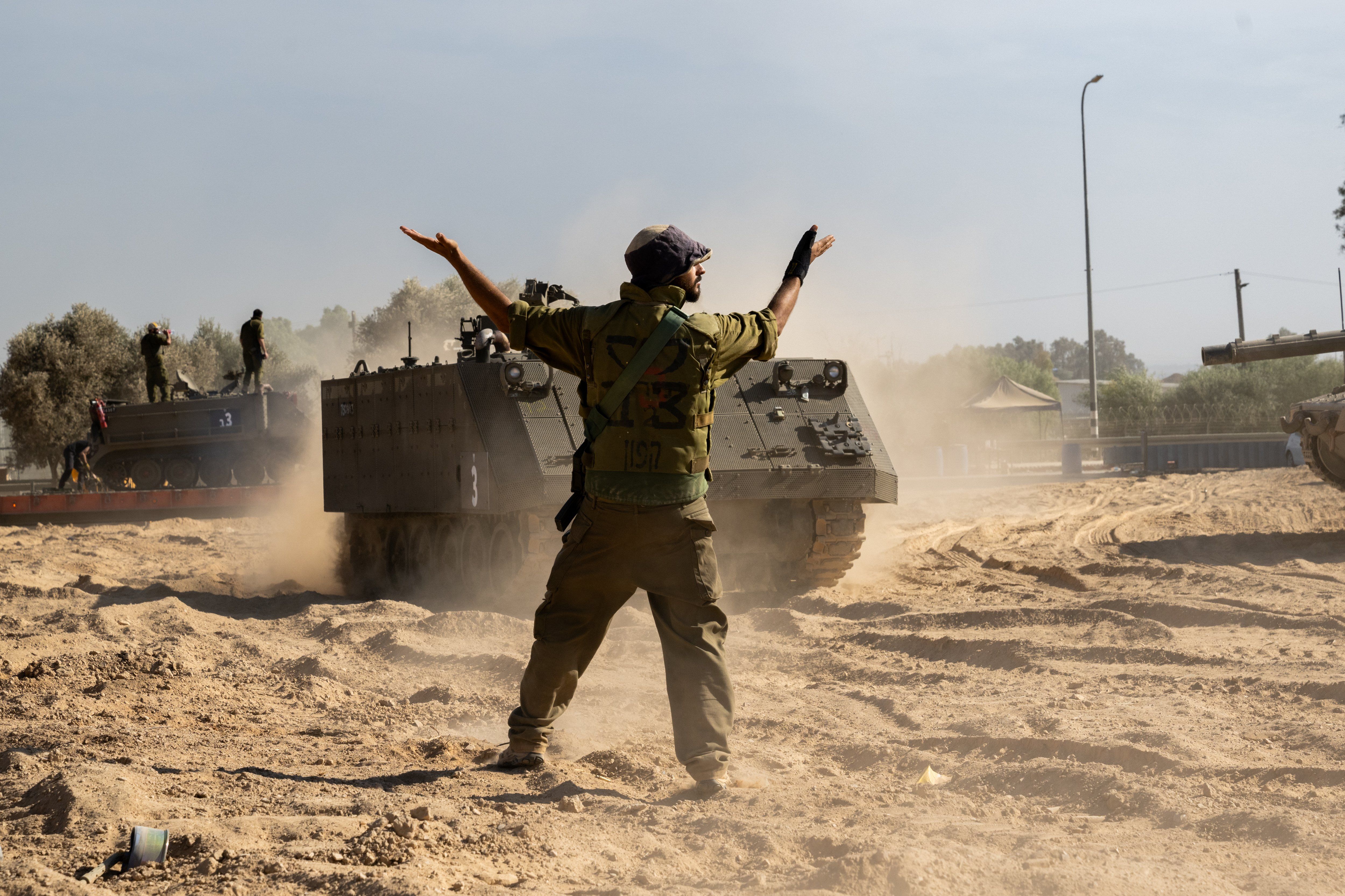 Tel Aviv frena ancora l’invasione di Gaza. Altri 2 ostaggi liberi, morta un’italiana