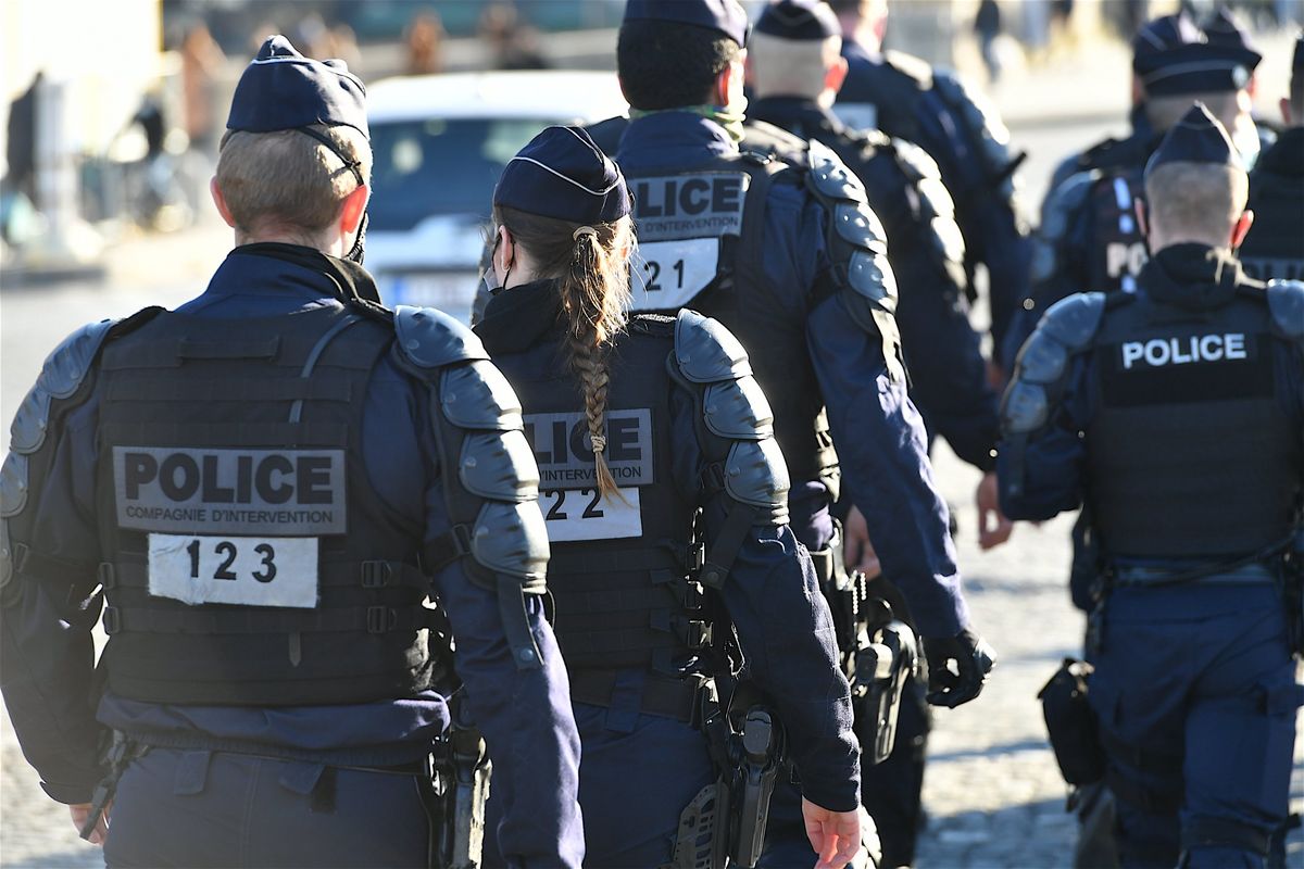 Donna urla «morirete tutti»: panico a Parigi
