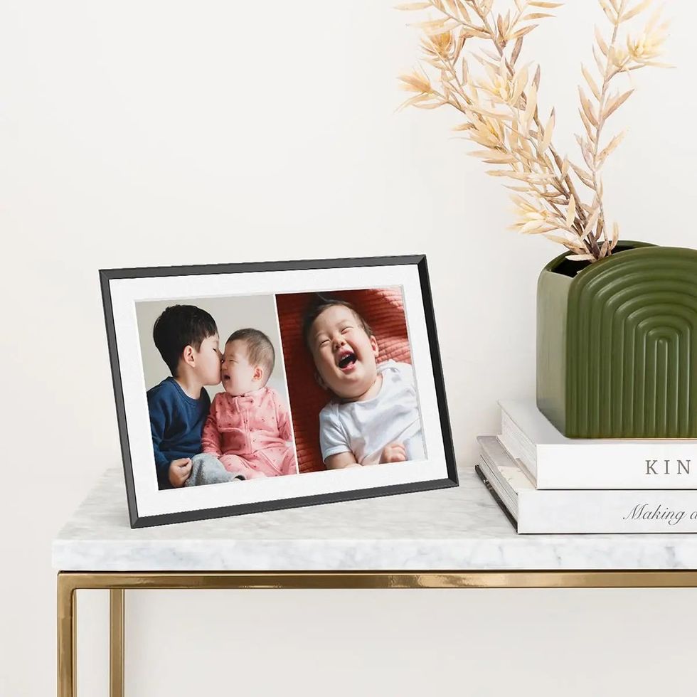 photo of Aura Carver Mat 10.1 inch digital frame on a table