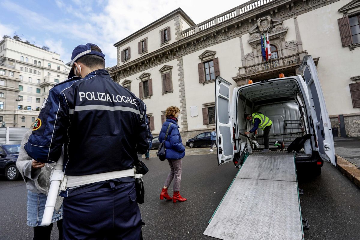 Capolavoro area B: vigili di Milano senza wc