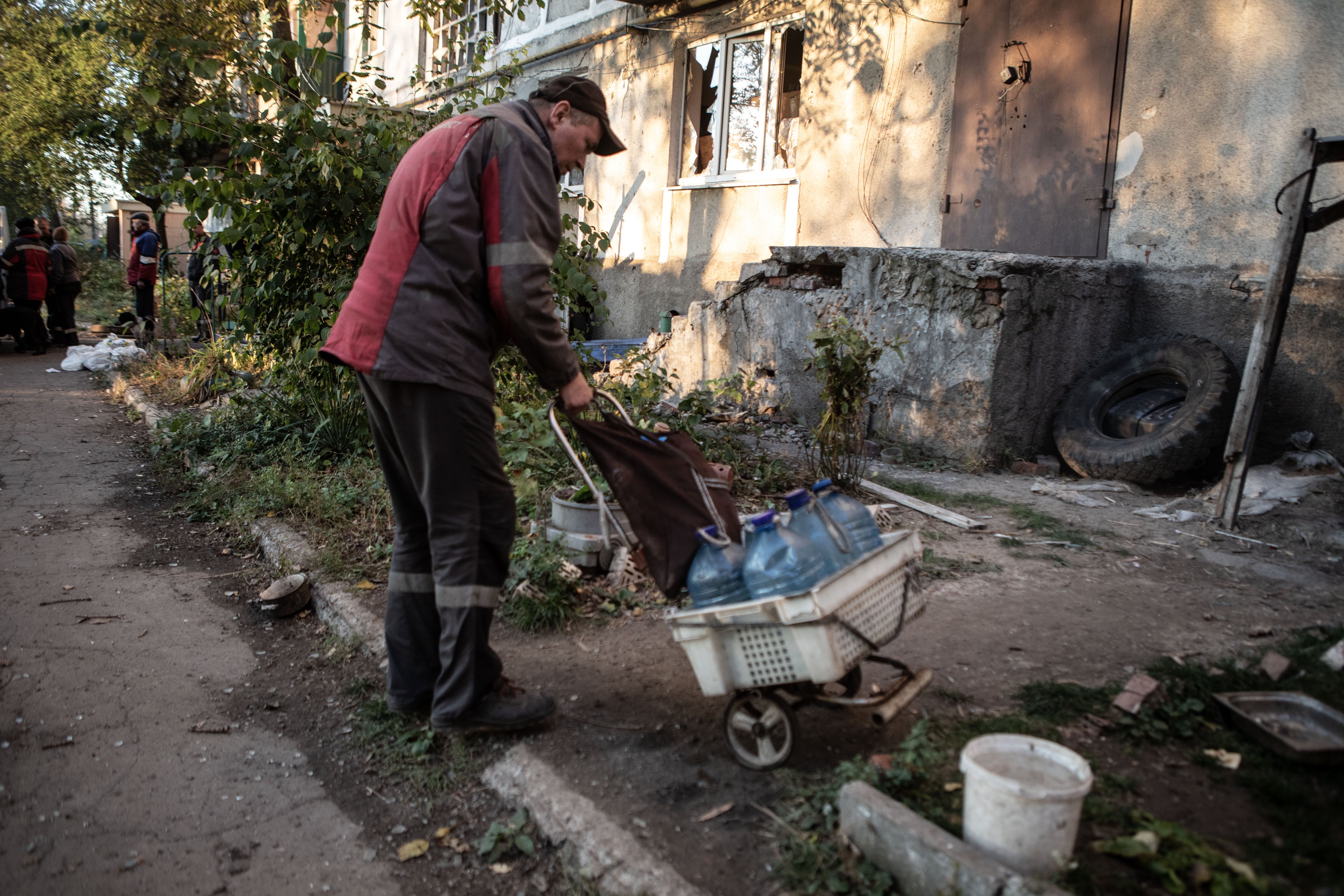 Sul fronte ormai dimenticato con i pacchi per i civili. «I russi? Noi aiutiamo tutti»