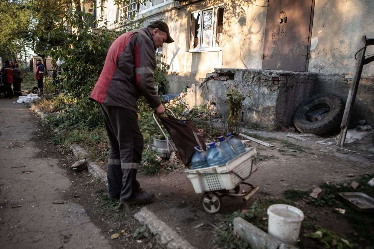 Sul fronte ormai dimenticato con i pacchi per i civili. «I russi? Noi aiutiamo tutti»