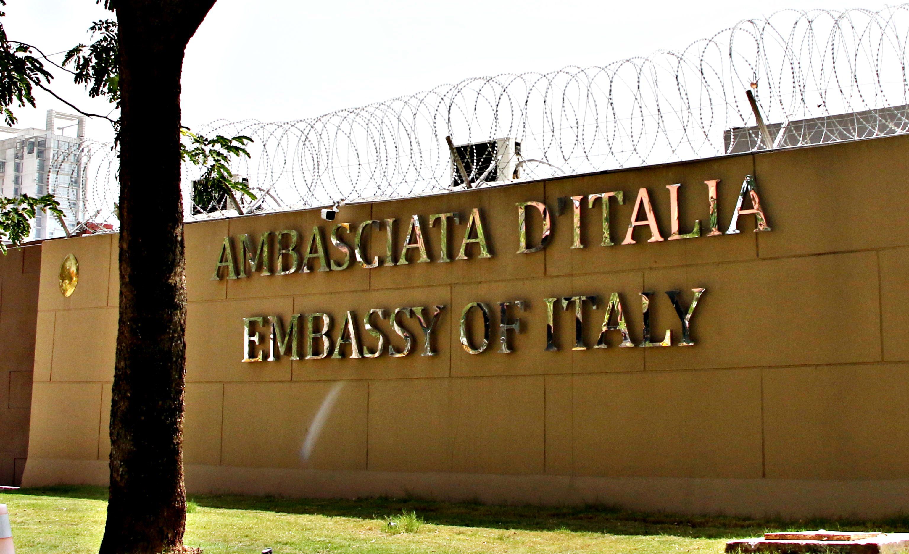 Ecco le basi dei clandestini con i falsi visti