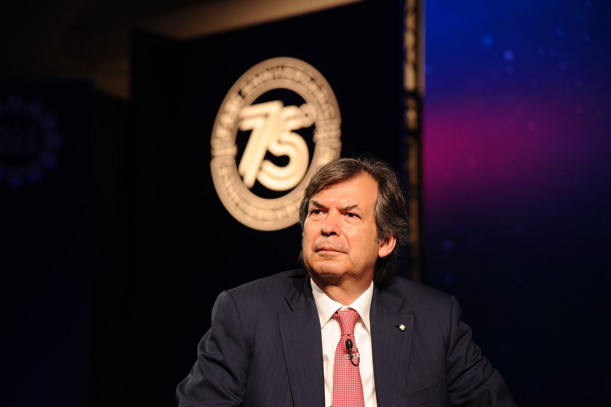 Intesa anticipa gli aumenti ai bancari