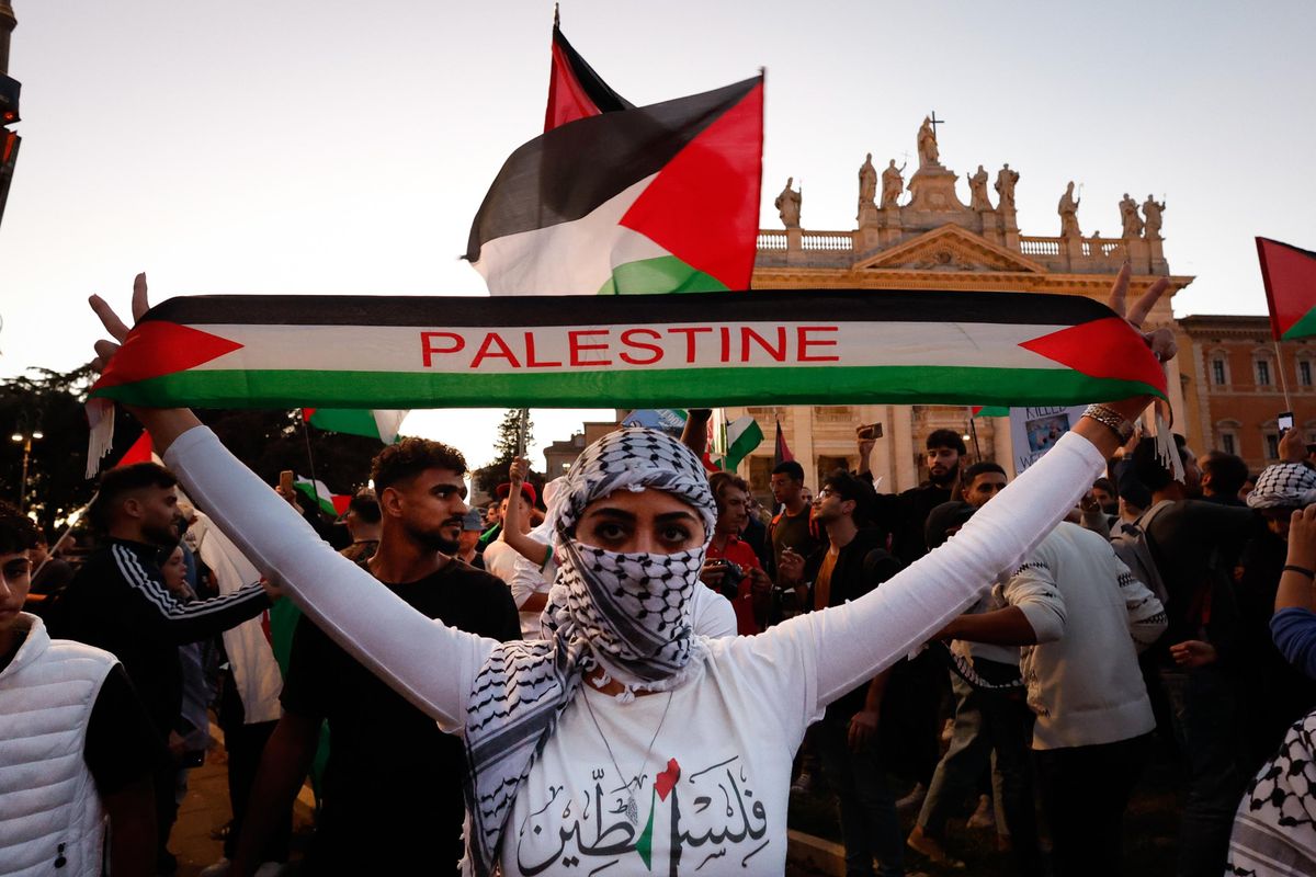 La Schlein ha paura della sua piazza: «Vietate le bandiere per la Palestina»
