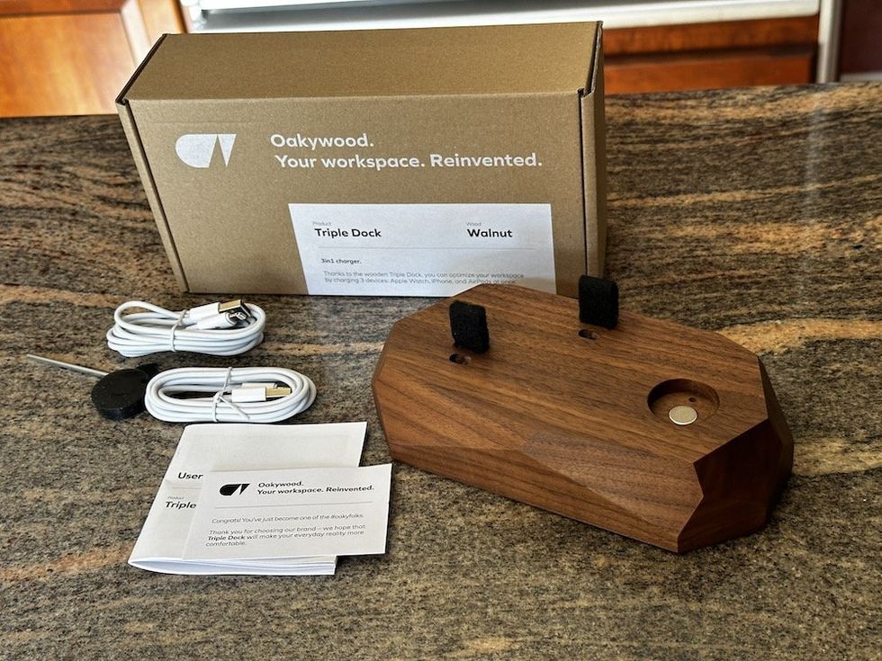 a photo of Oakywood Triple Dock 3-in-1 Charger unboxed