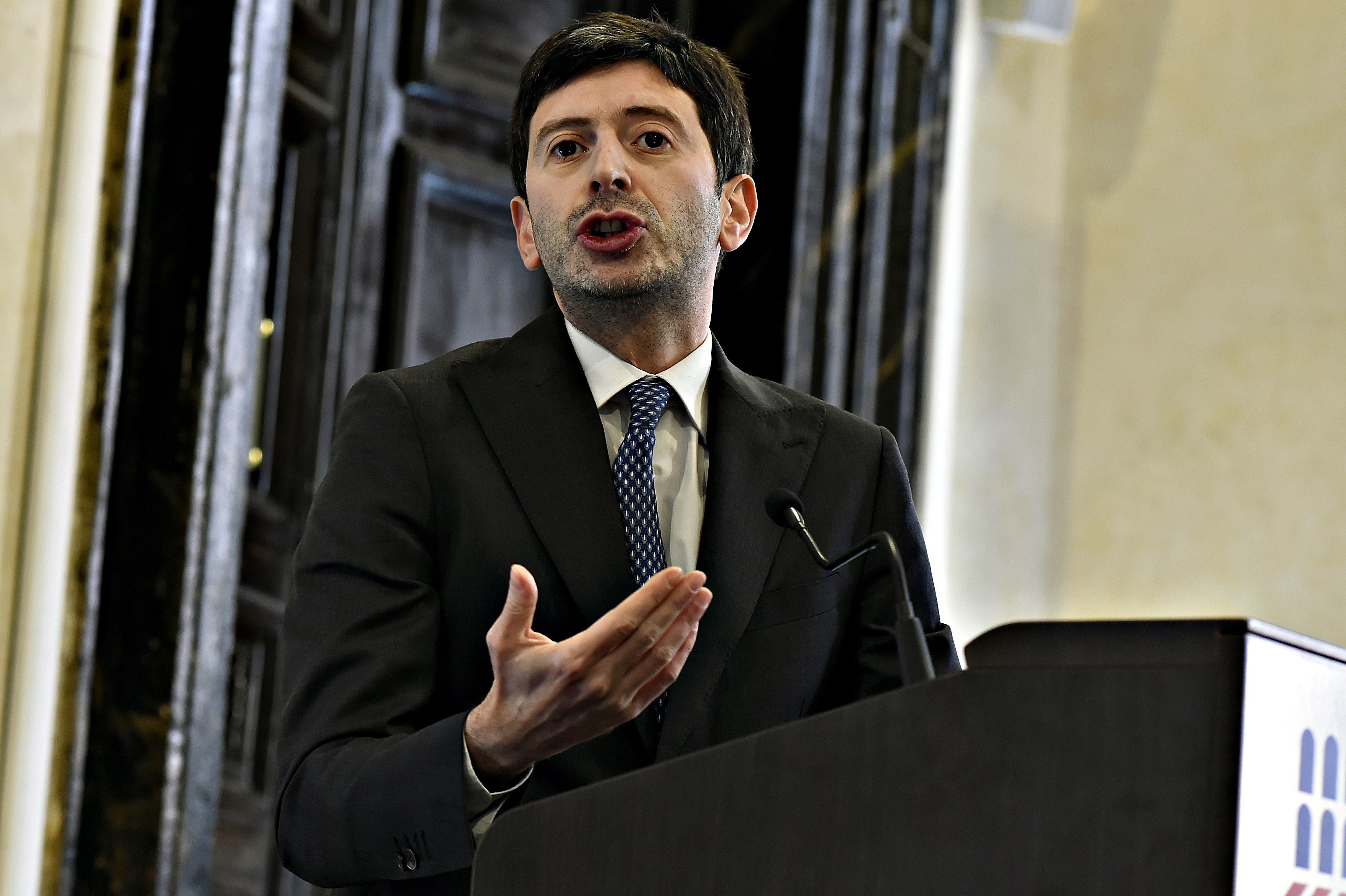 Dopo tutti i disastri Speranza si vanta della «sua» sanità