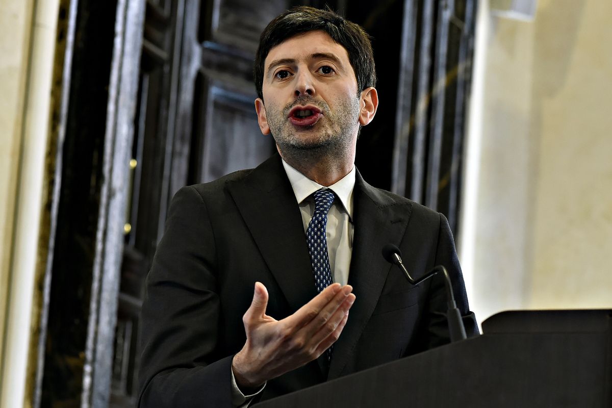 Dopo tutti i disastri Speranza si vanta della «sua» sanità