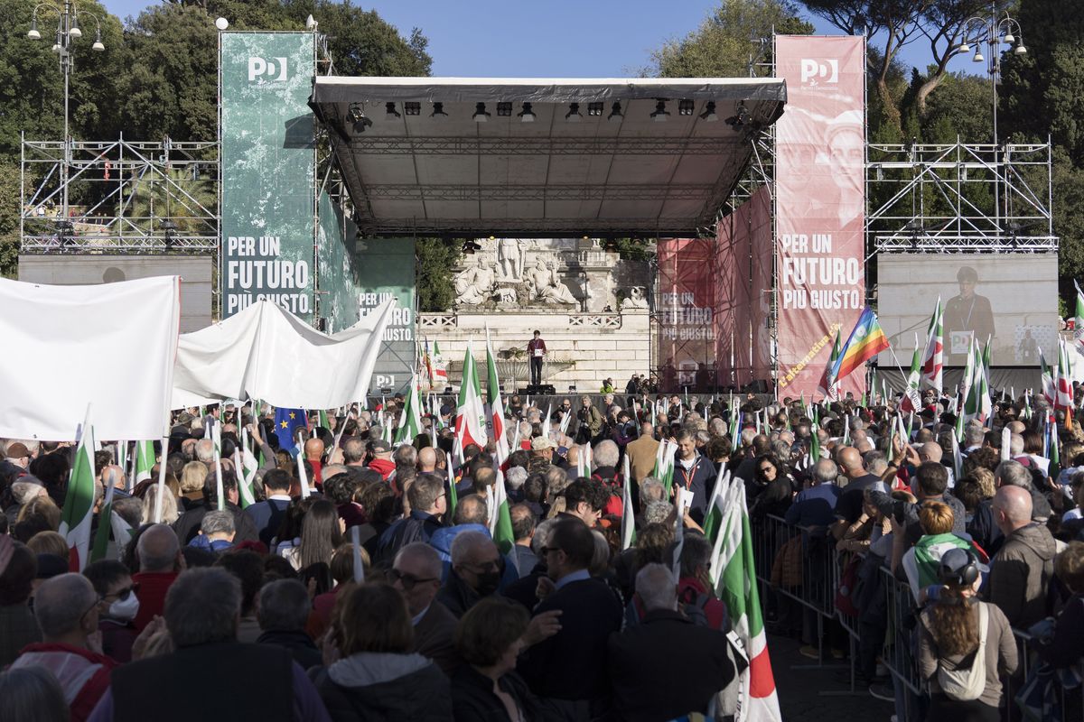 La Schlein si sfoga contro la Meloni ma è costretta a corteggiare Conte
