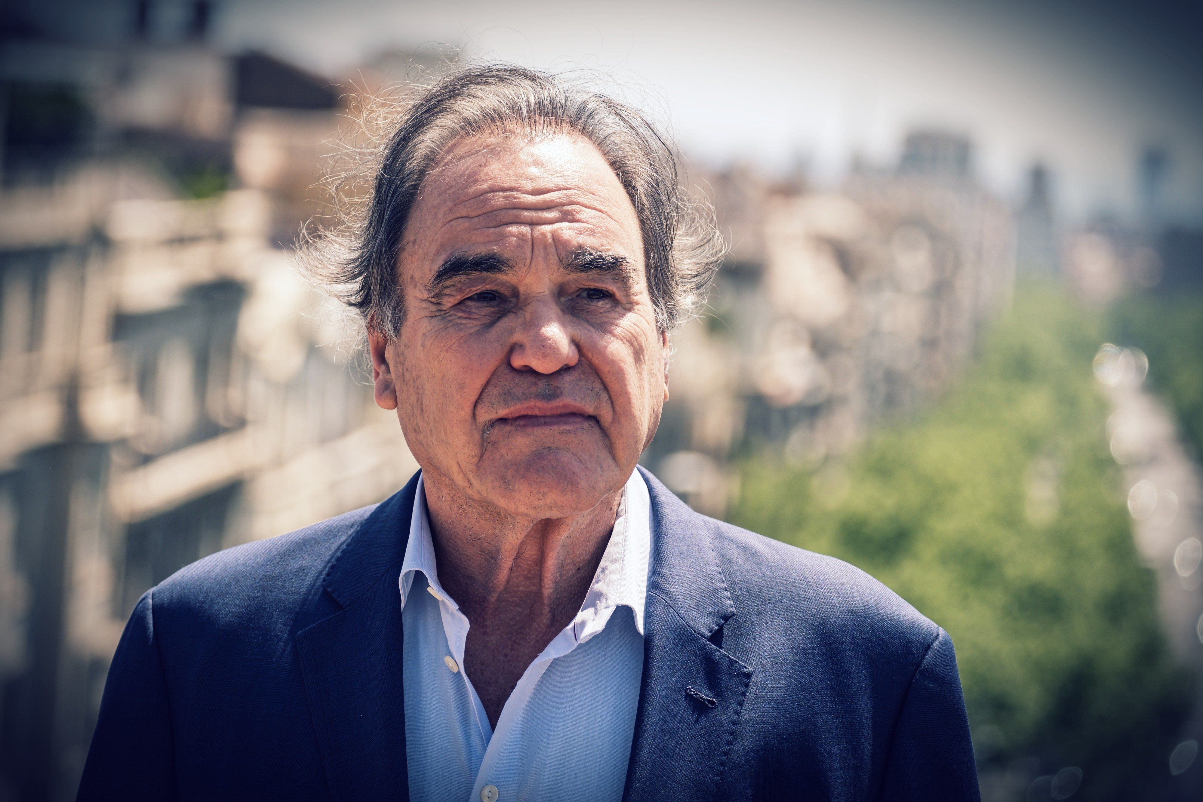 Oliver Stone: «Dal virus alle guerre, fino alle colpe degli Usa: dubitare è vietato»
