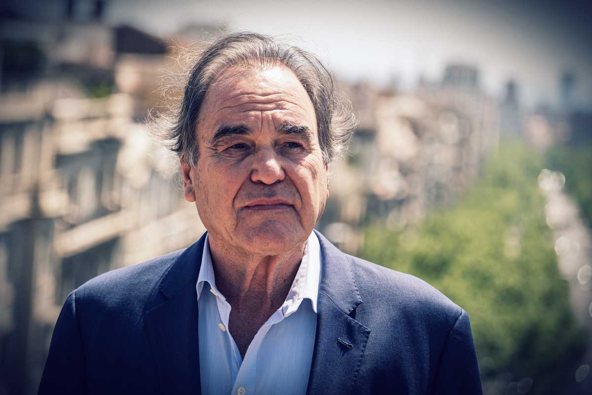 Oliver Stone: «Dal virus alle guerre, fino alle colpe degli Usa: dubitare è vietato»