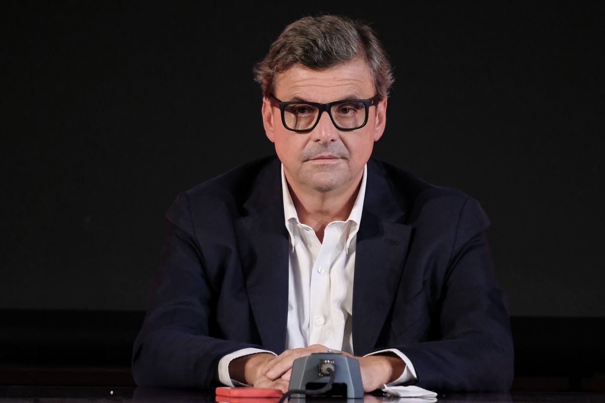 Carlo Calenda: «Le sigle rosse pensano alla politica così i salari in Italia sono crollati»
