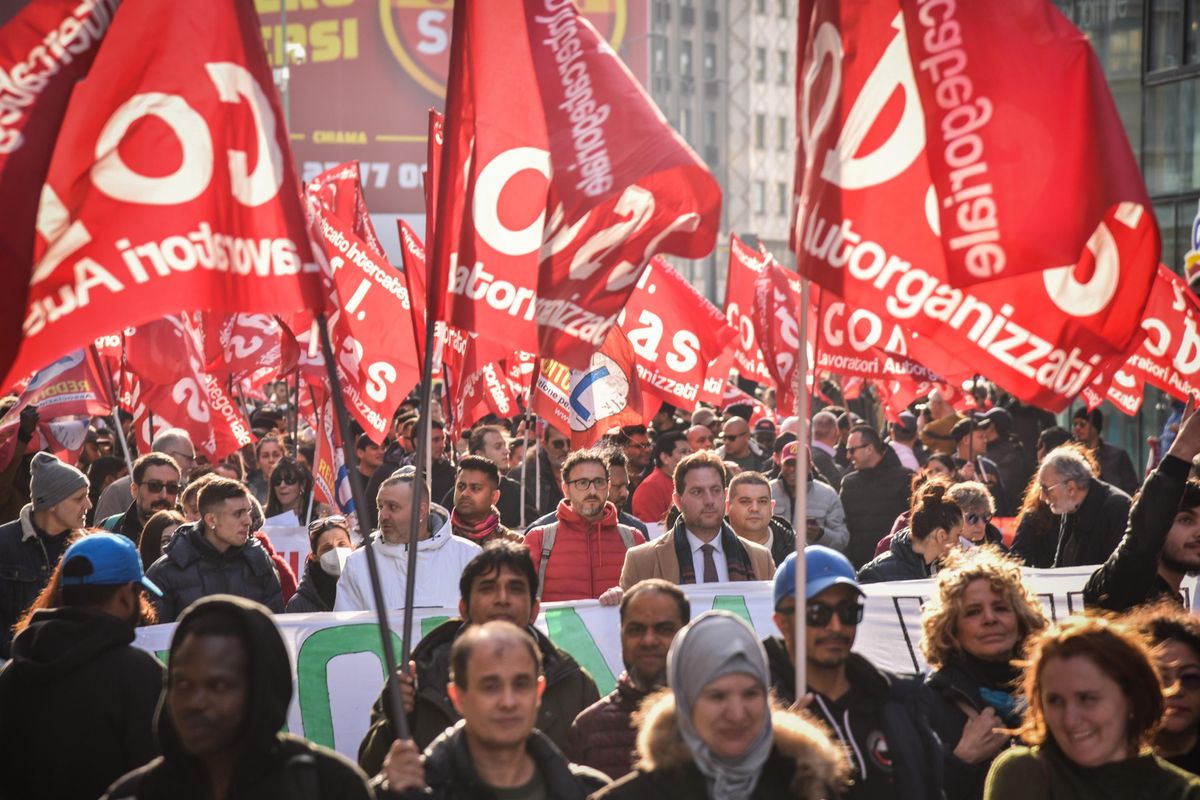 E i Cobas alzano lo scontro usando la strategia della tensione continua