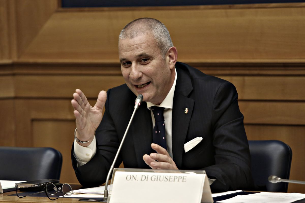 Scoppia il bubbone patronati: «Legati al Pd»