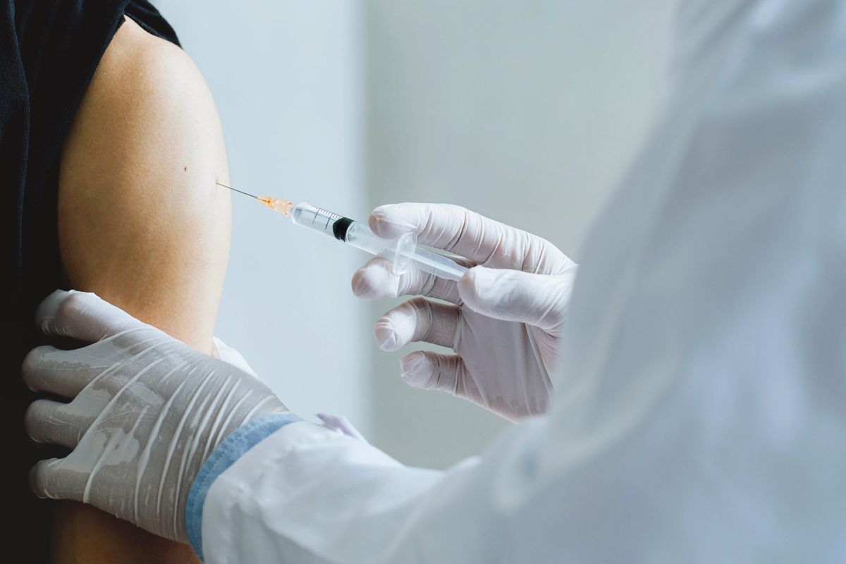 I negazionisti degli effetti avversi: «Le pericarditi dopo i vaccini? Finte»