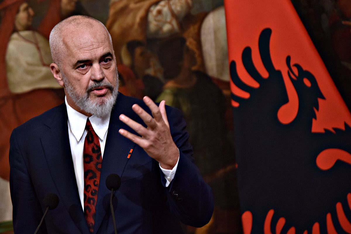 Colpo di scena sui migranti, ora li mandiamo in Albania