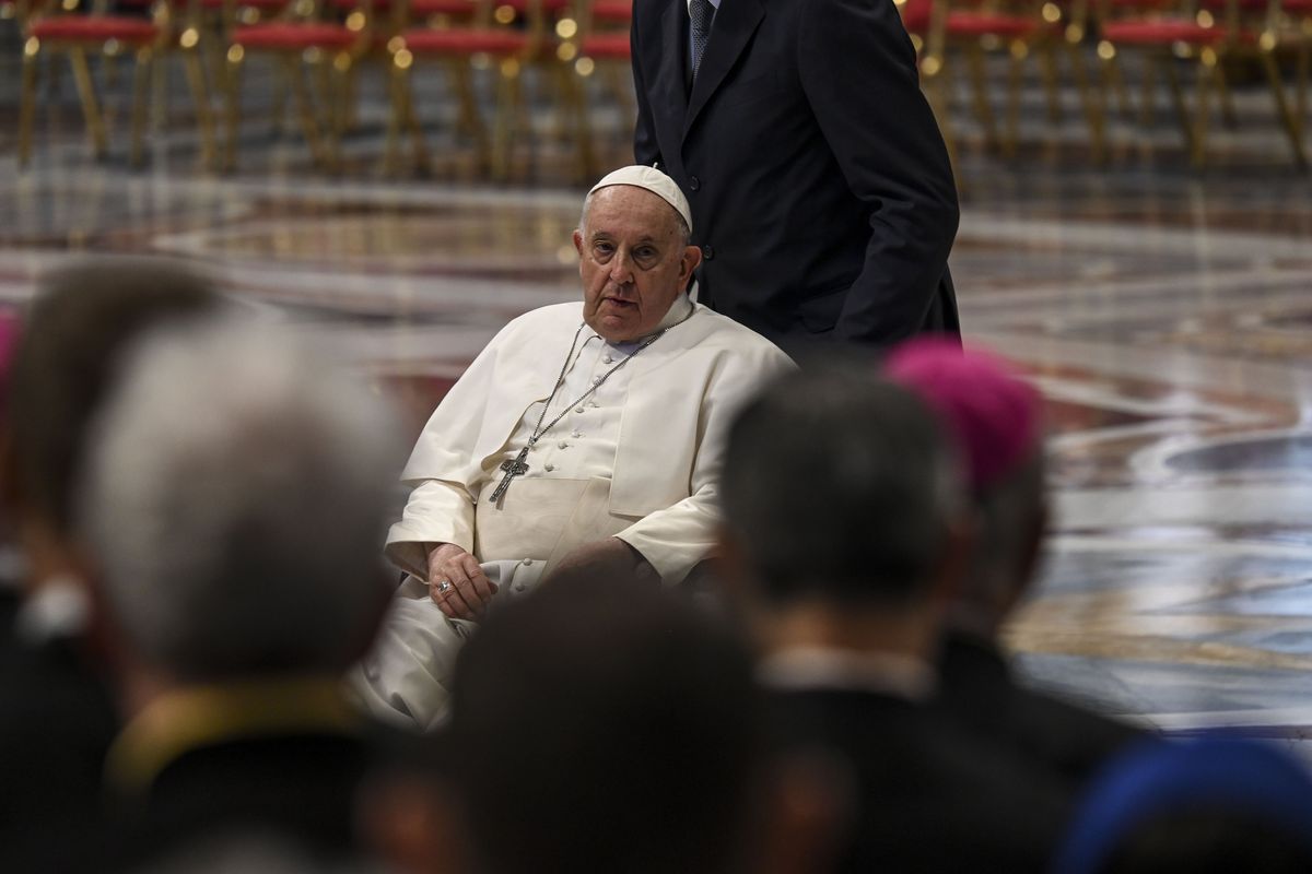 Il Papa: «Trans madrine e testimoni di nozze»
