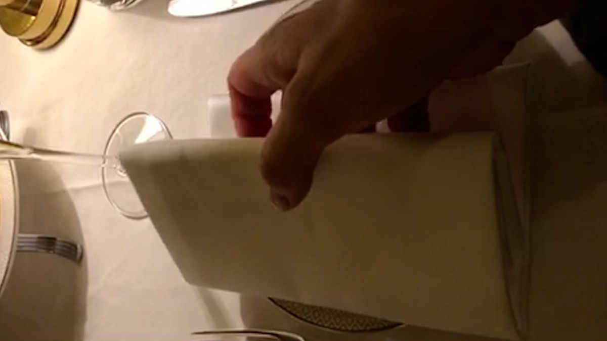 Le pillole di galateo di Petra e Carlo: il tovagliolo