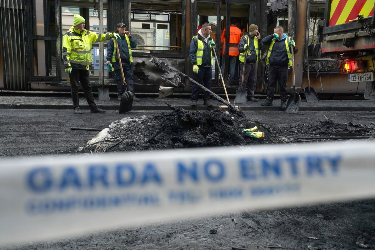 Dublino fa la conta dei danni. E la polizia copre ancora l’accoltellatore immigrato