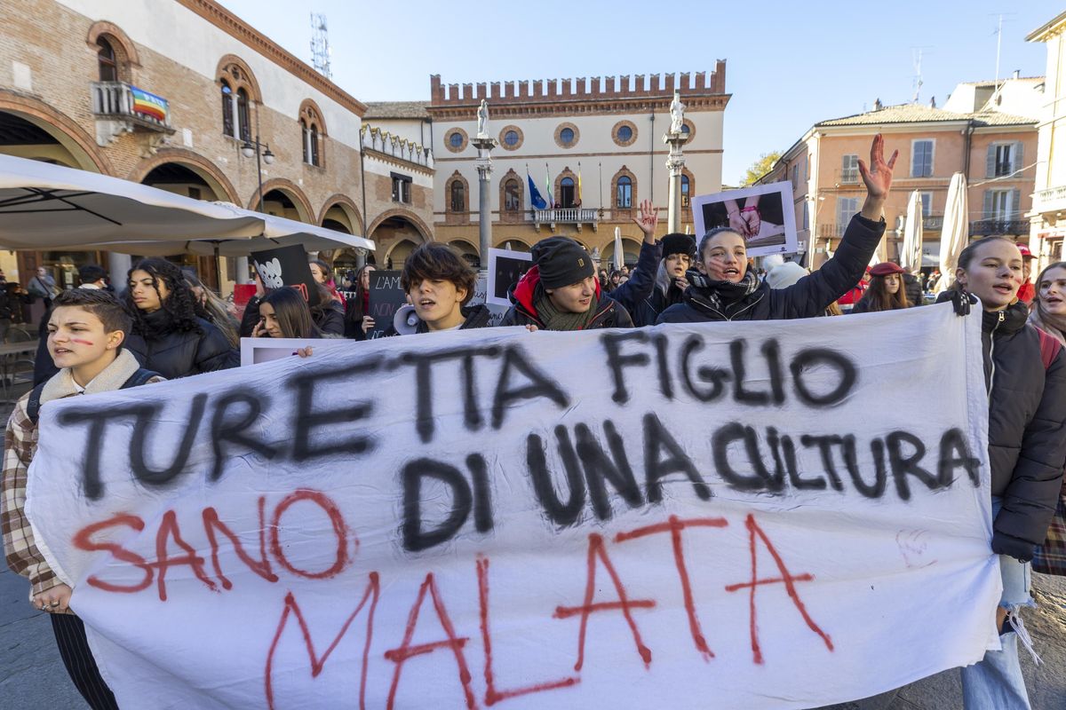 I violenti della piazza anti violenza