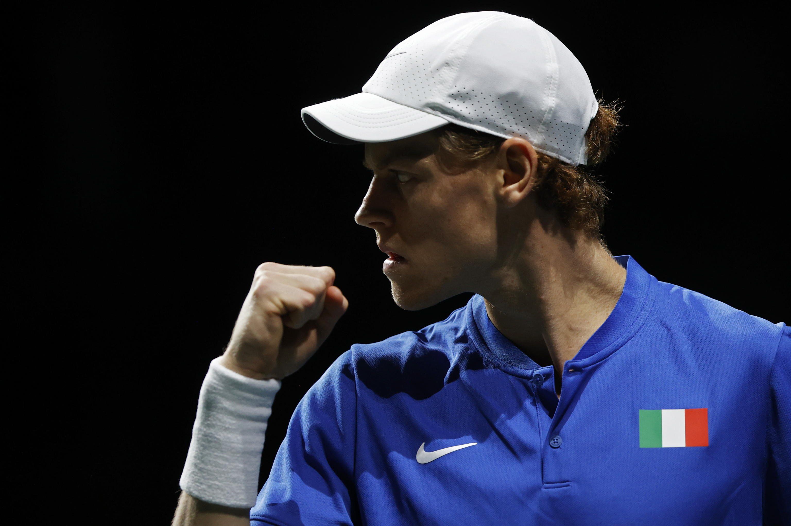 Sinner batte Djokovic due volte. L’Italia vola in finale di Coppa Davis