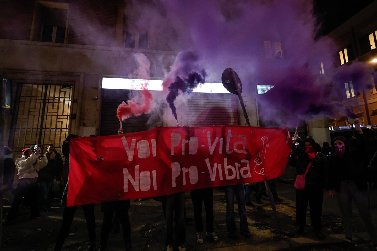 L’uomo è cattivo. Se non è un immigrato