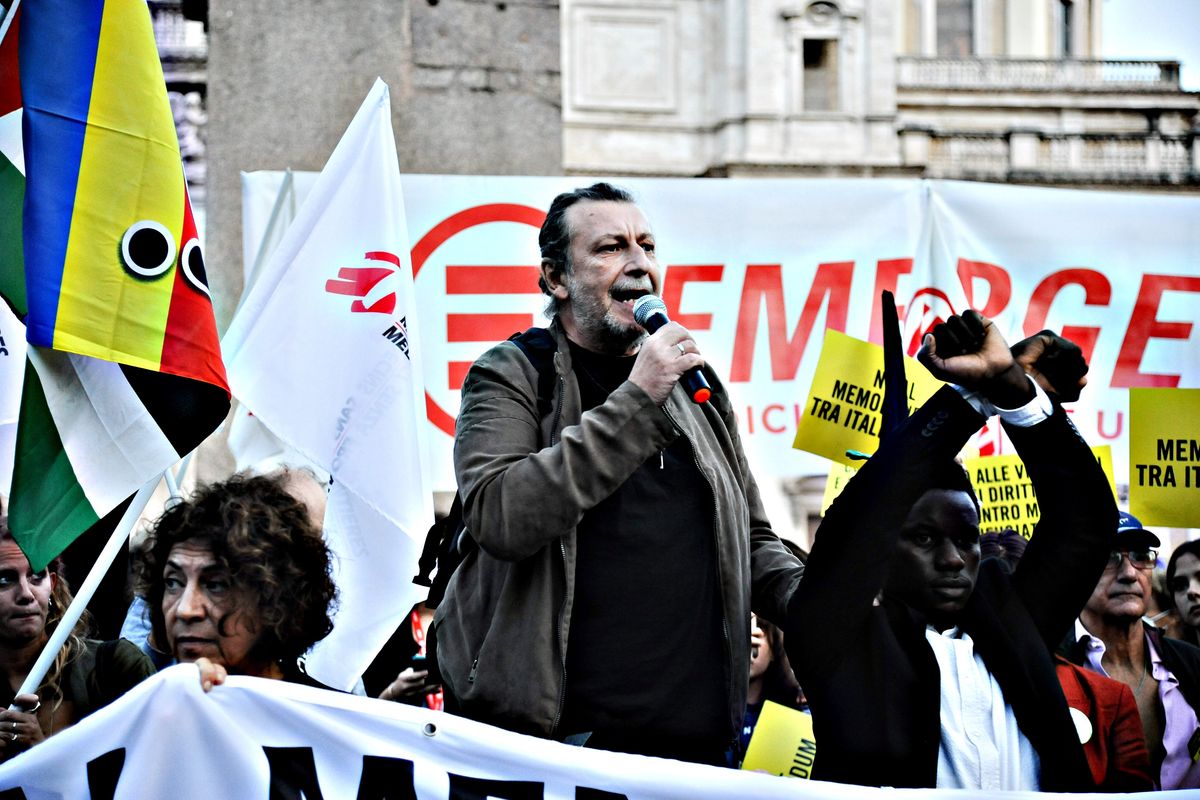 Dai vescovi milioni di euro a Casarini, imputato per traffico di esseri umani