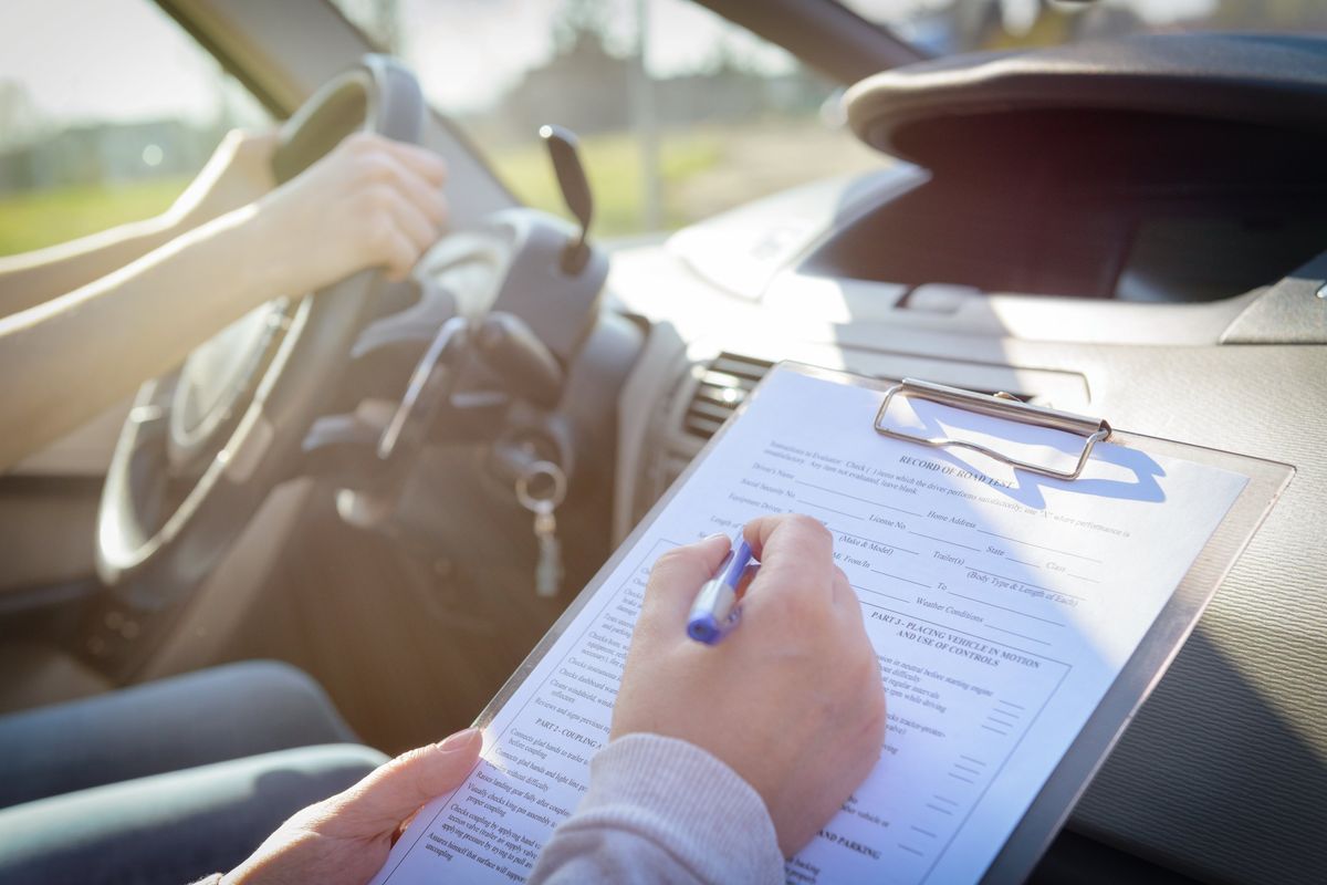 La patente dell'auto seduti in poltrona, in Italia è allarme truffe