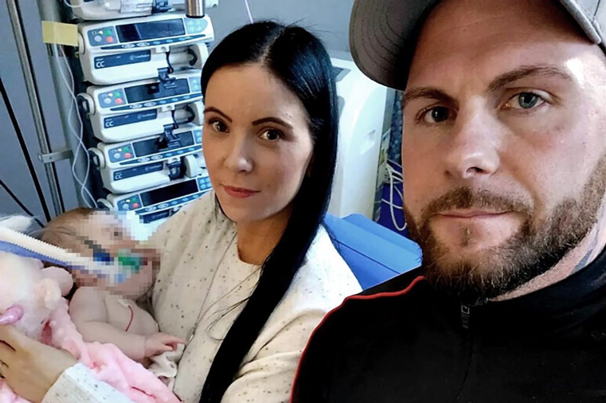 Rito cattolico e bandiera italiana per il funerale della piccola Indi