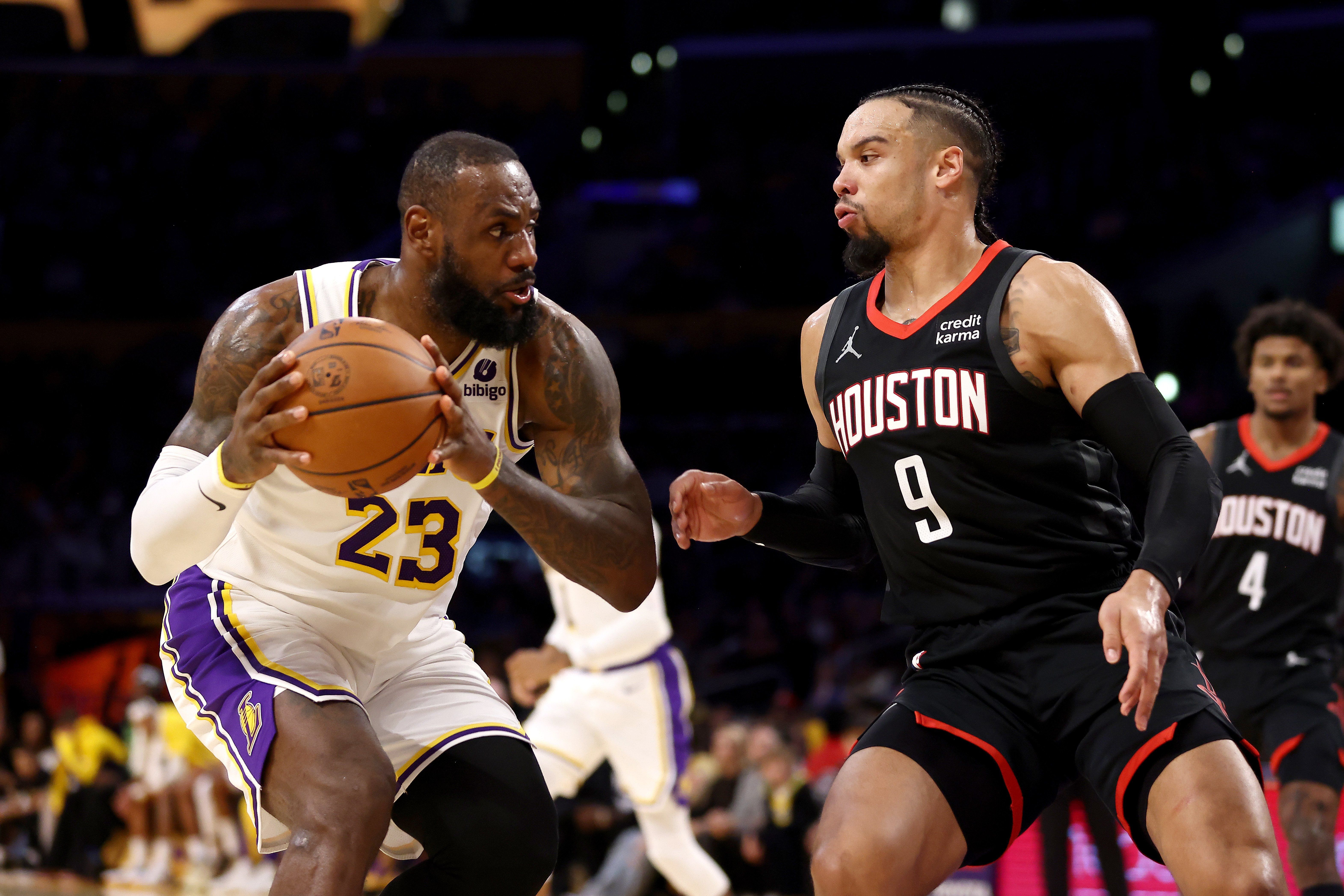 James hits go-ahead free throw as Lakers hold off Rockets, 105-104