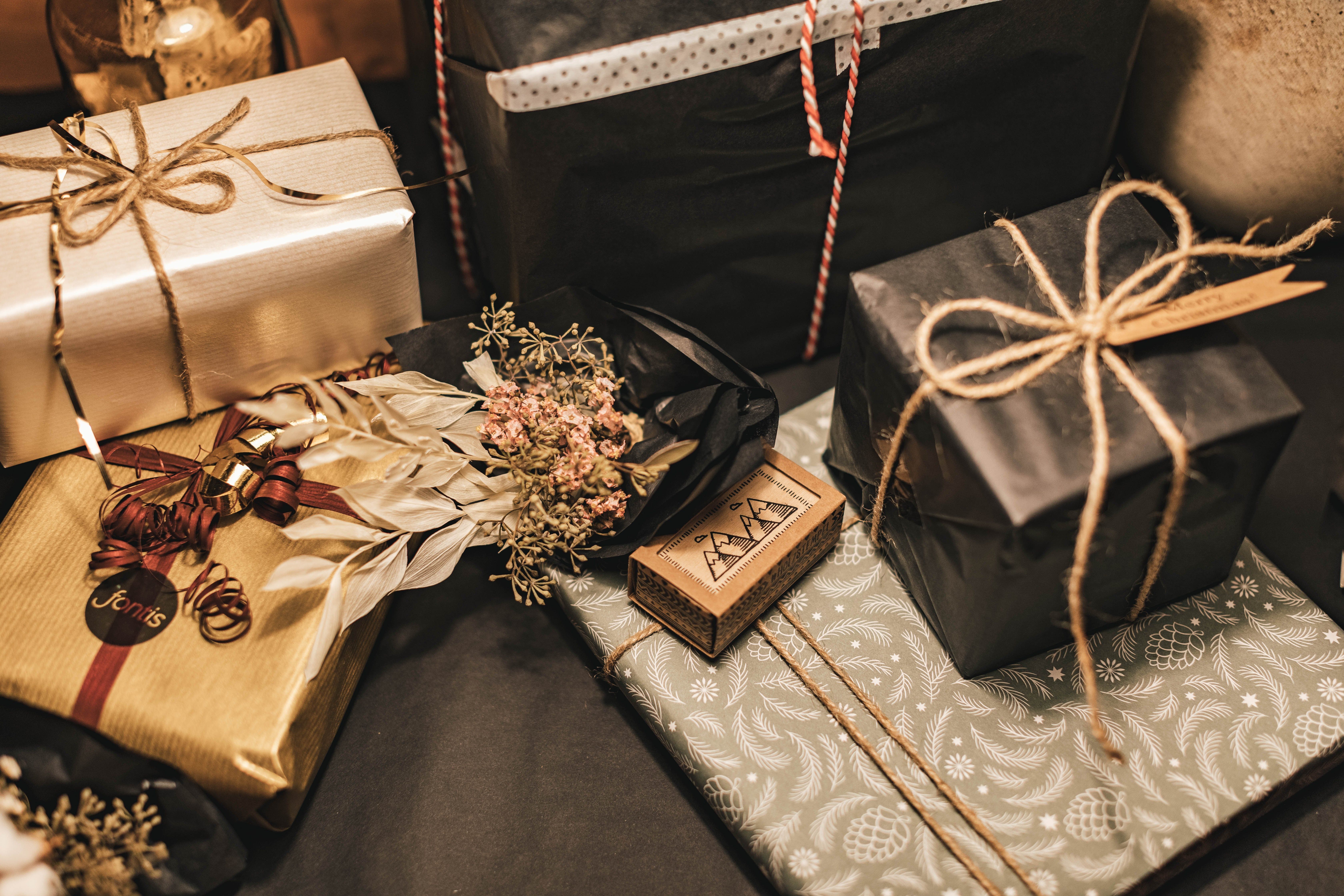 Why Gifting is Important In Your Relationship? - FNP Singapore