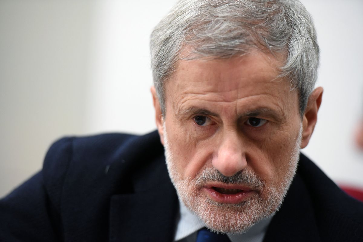 Alemanno vuole sfidare il premier ma ha il coprifuoco ogni sera alle 22