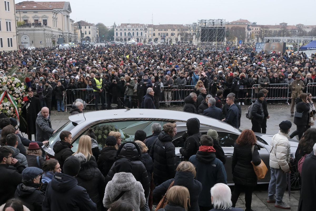 In 10.000 danno l’ultimo saluto a Giulia