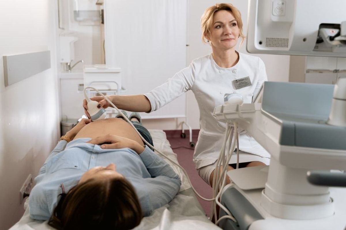 mother-in-law in delivery room; Reddit AITA; delivery room boundaries; new parents; motherhood