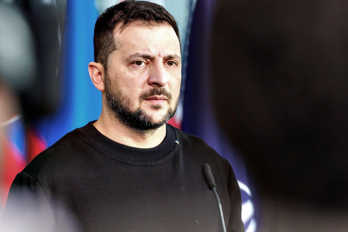 Zelensky senza soldi si consola con i missili