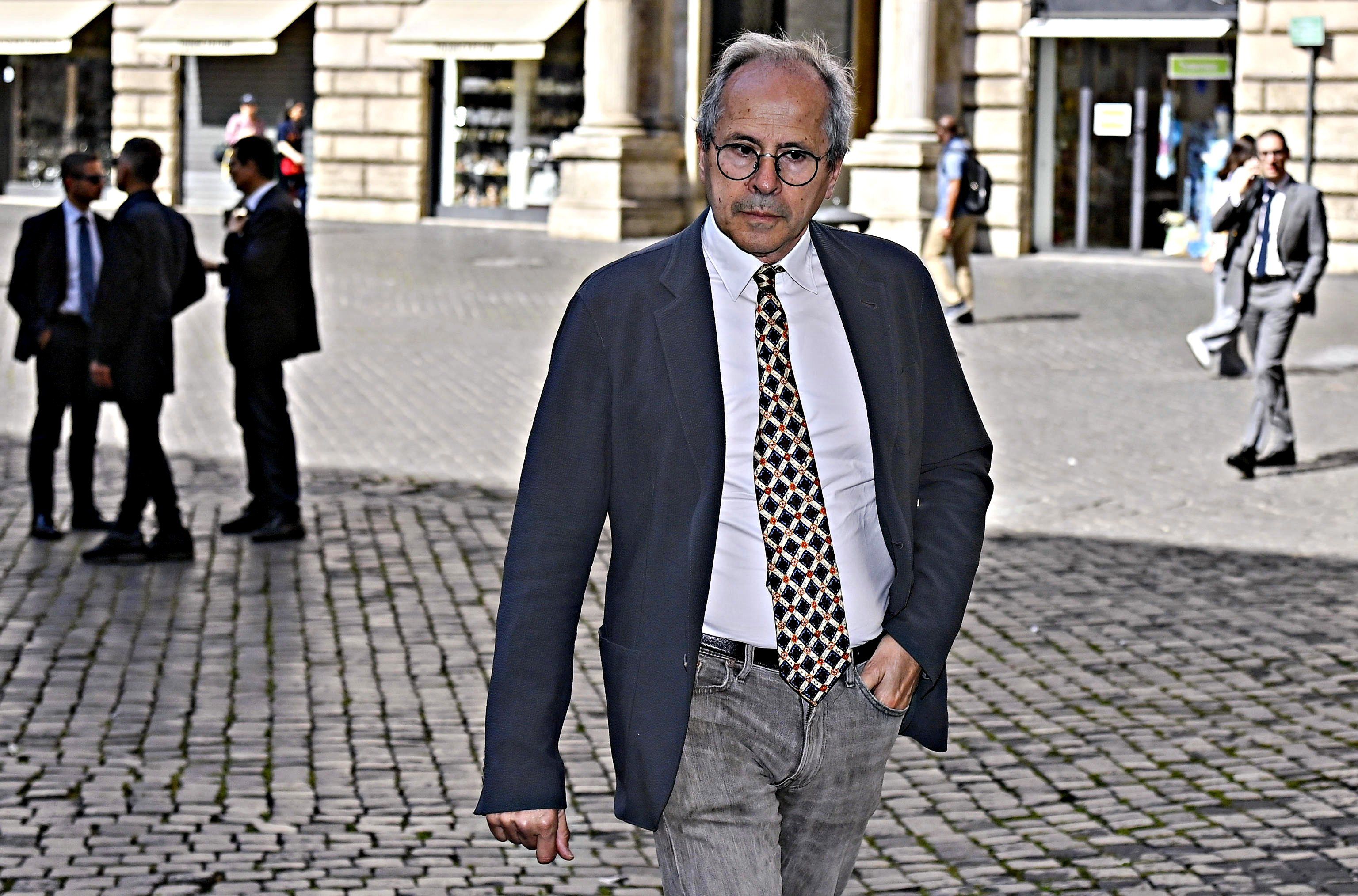 Crisanti positivo per ripicca vuole i lockdown