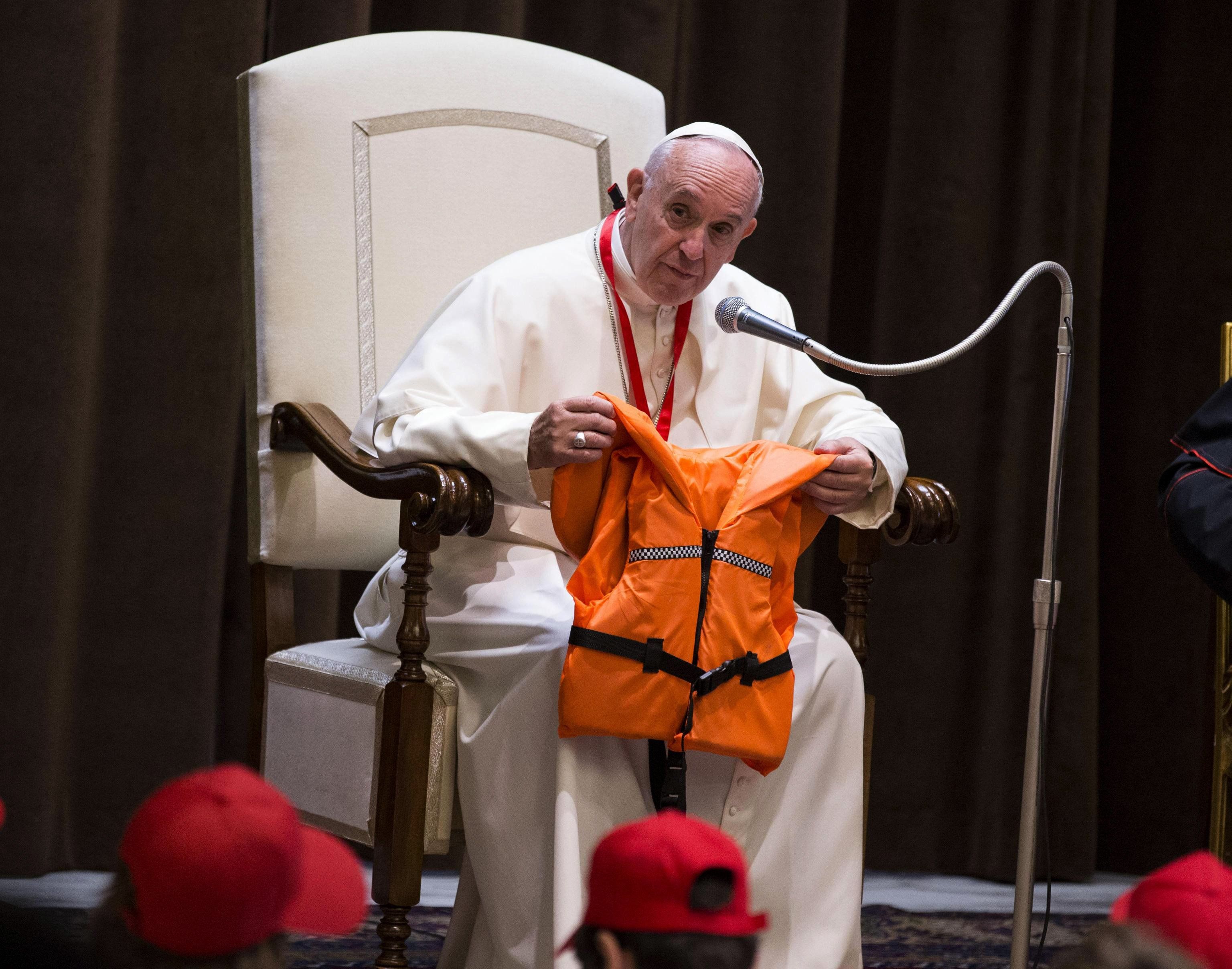 Il prete della banda: il Papa finanzia la nave per cui è a processo Salvini