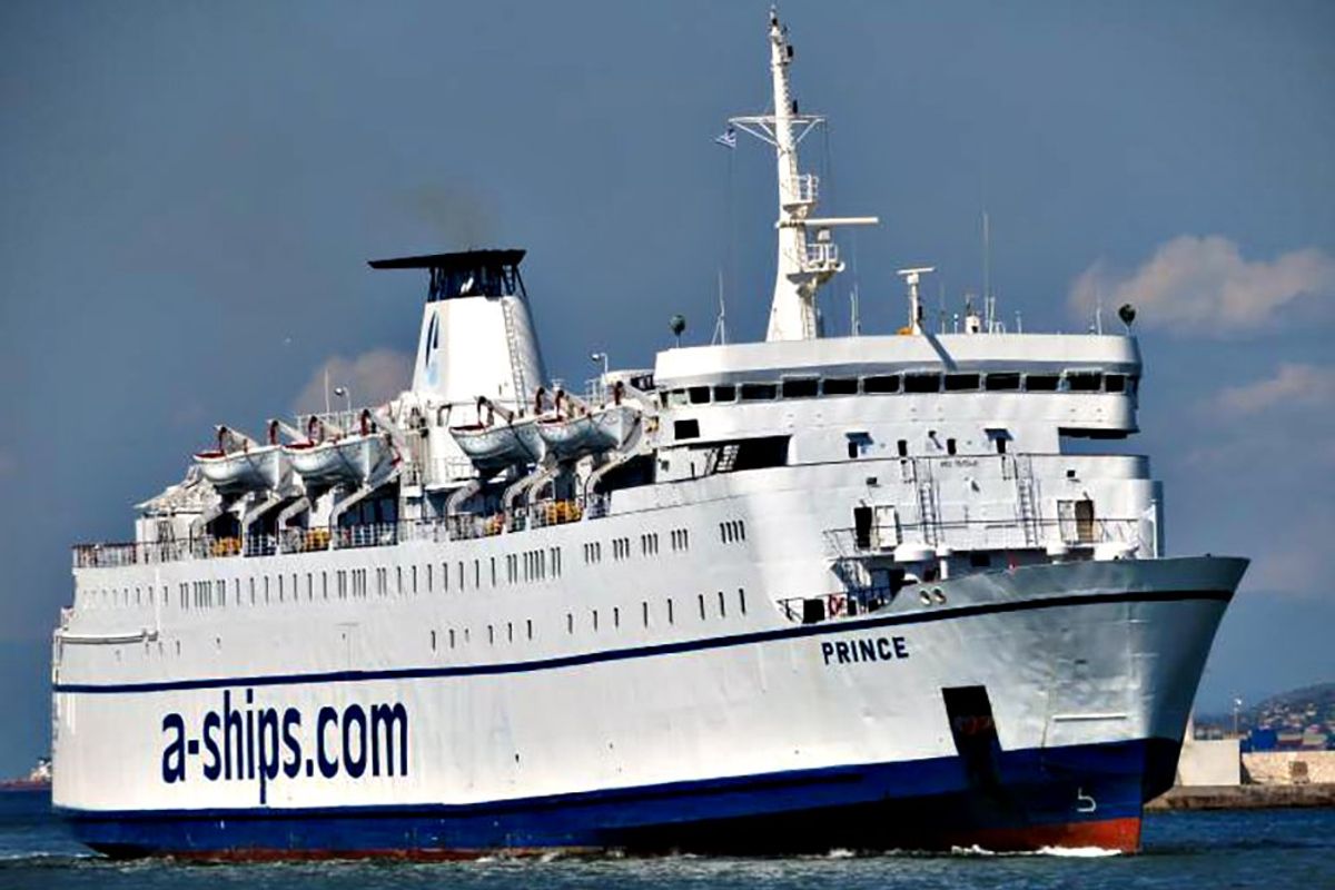 La nave della Meloni ferma in Albania