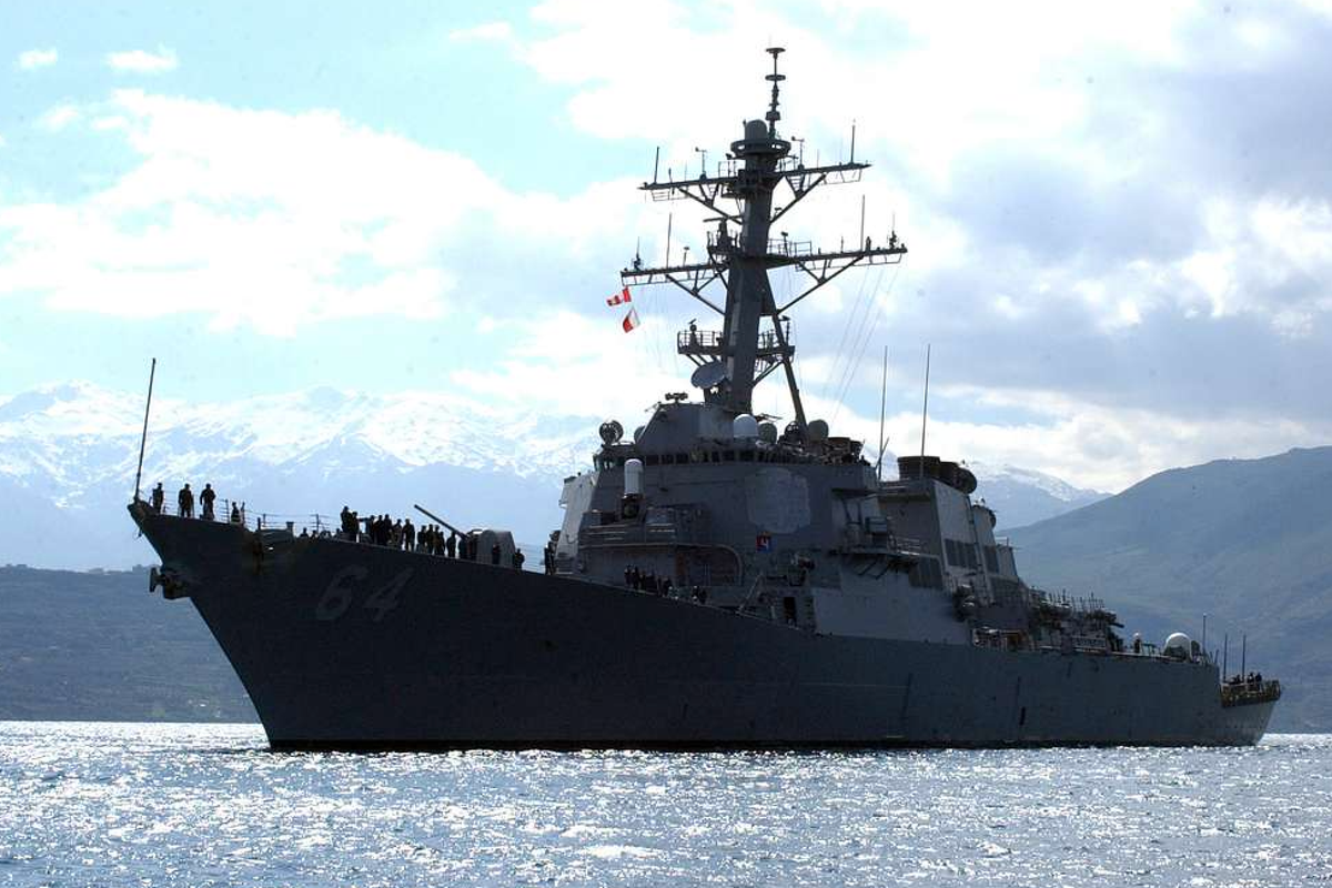 Nave da guerra Usa attaccata nel Mar Rosso