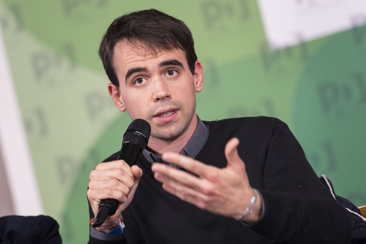 La difesa di don Ferrari sui soldi e le trame vaticane: in chat stavano scherzando