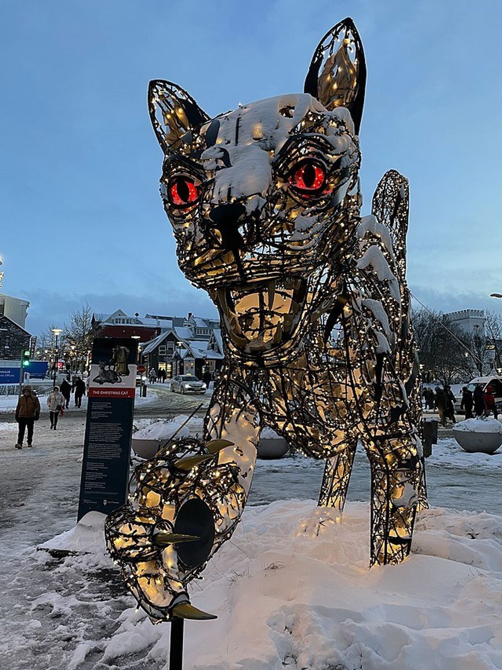 yule cat sculpture