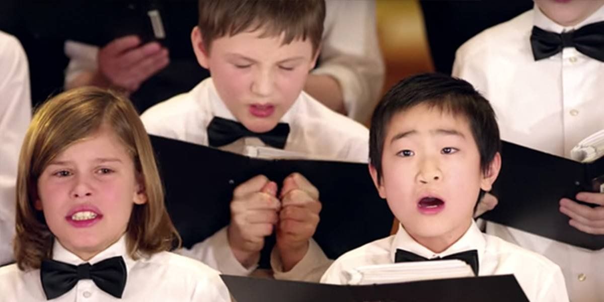 Chili Klaus gives hot peppers to a choir Upworthy