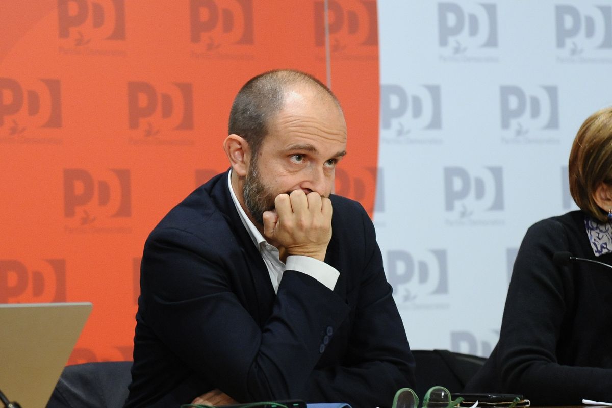 Il Pd ammette: dava notizie riservate della Guardia costiera a Casarini & C.