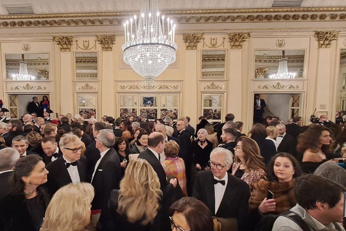 La Milano che conta sfila in silenzio. Le signore osano con gioielli e collier