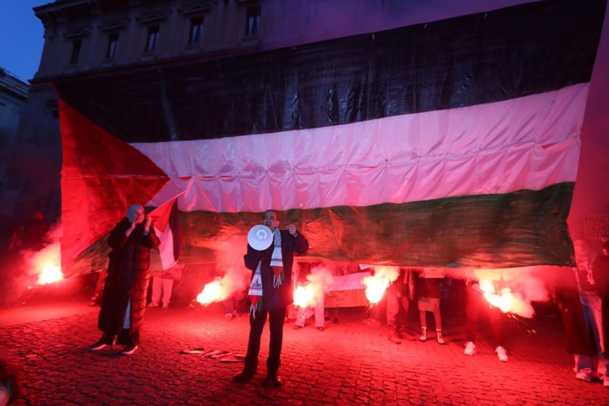 Piazza deserta, la sinistra stecca alla Scala